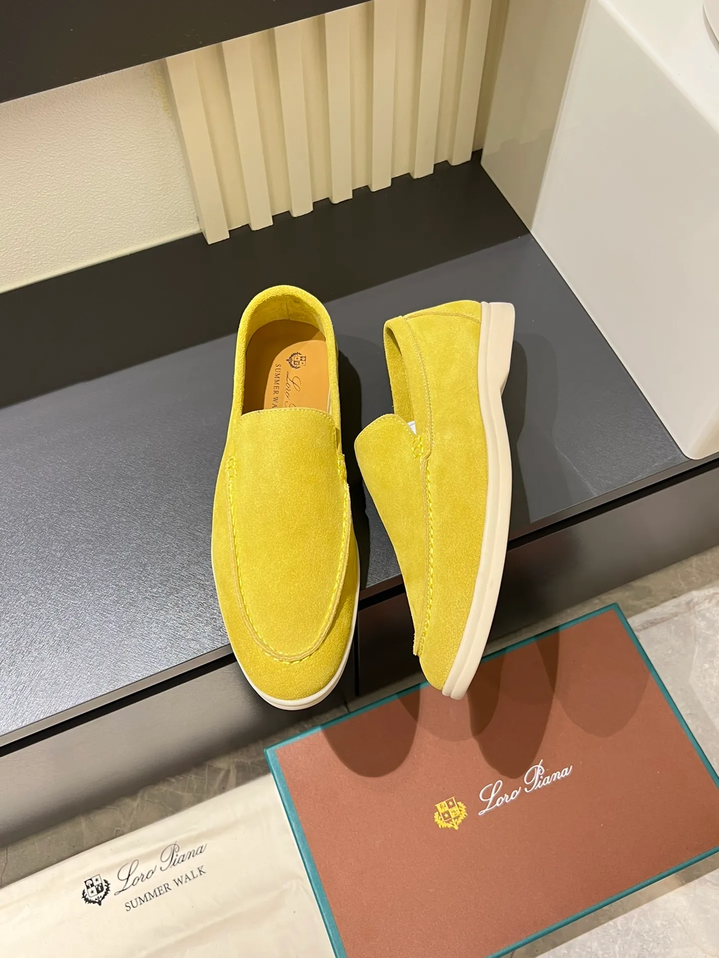 Men's shoes 💰p360 "Loro men's shoes 💰pian'*" Classic L men's shoes for couples 💰p Top version British flat loafers, a must-have item in old money style, the minimalist design is eye-catching and durable, a plus point for dressing The soft foot feel and texture are outstanding. They don’t scratch your feet and are very nice. They are matched with soft and waxy soles. They can be worn daily for a long time without getting tired. They are easy to wear, versatile and classic items, with perfect foot feel and texture! Imported cashmere fabric, the lining is made of imported A-grade water-dyed cow lining, the top version of the genuine leather midsole is sewn with pure handmade mark thread! Size: Female 35-40 (34. Customized) Male 38-44 (45.46. Customized)